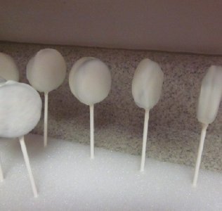 white chocolate covered oreo lollipops