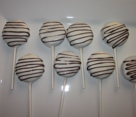 white and drizzlesd chocolate covered oreo lollipops