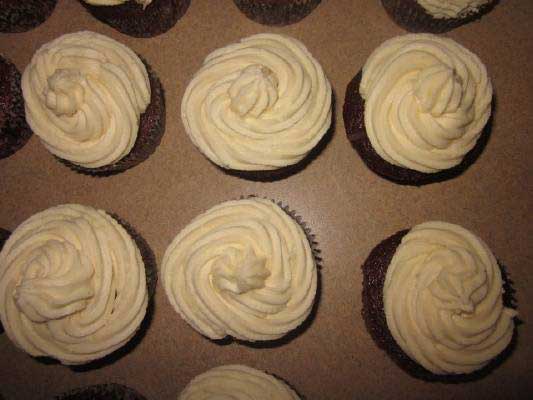 snickers baby shower cupcakes
