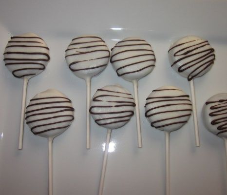  white and drizzlesd chocolate covered oreo lollipops