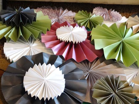 fitting pattern of paper rosettes together