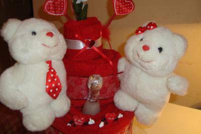 closeup of teddy bears on valentine towel cake